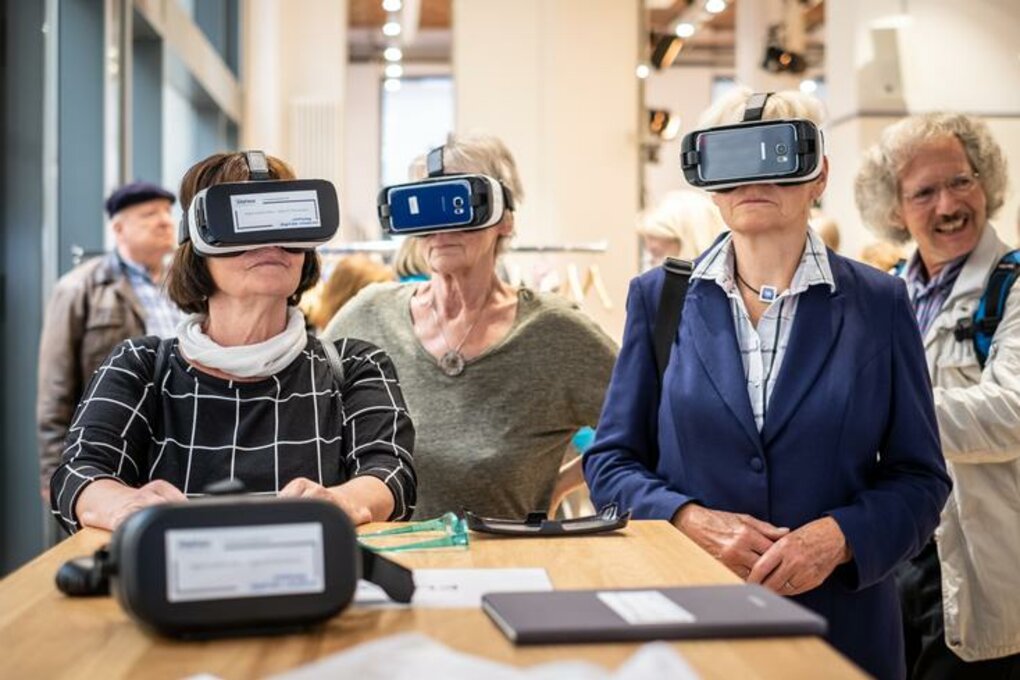 Seniorinnen testen die VR Brille aus