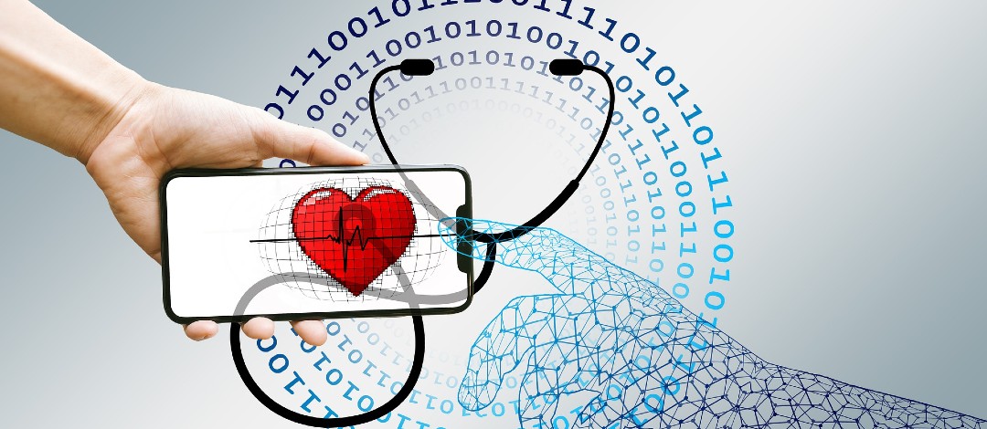 Symbolbild, welches mit binären Zahlen, einem Smartphone, einem Stethoskop und einer drahtvernetzten Hand die Digitalisierung des Gesundheitswesens visualisiert.